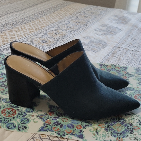 Shoes - Chic Nine West Renny Hunter Green Suede Women's Mules, Size 9.5M